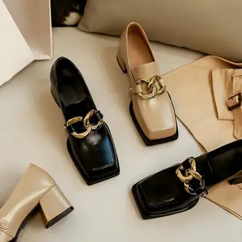 Дамски тънки обувки в европейския и американския стил в стил ретро с квадратни пръсти; 2022 г.; кожени обувки с дебел ток, с метална катарама; кожени универсални дамски обувки
